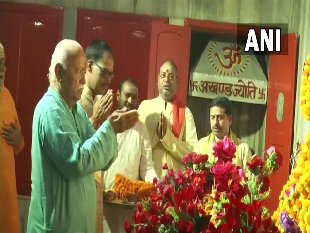 Mohan Bhagwat offers prayers at Gorakhnath temple (Photo/ANI)