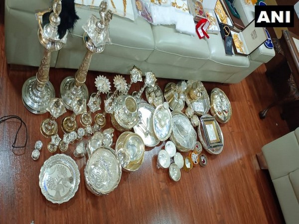 Bengaluru ACB recovers 4.960 Kg Gold, 15.02 Kg Silver and 61.9 grams Diamonds. (Photo/ANI)