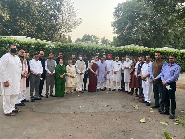 Himachal Pradesh Congress leader meets Sonia Gandhi in New Delhi (Twitter/Himachal Congress)