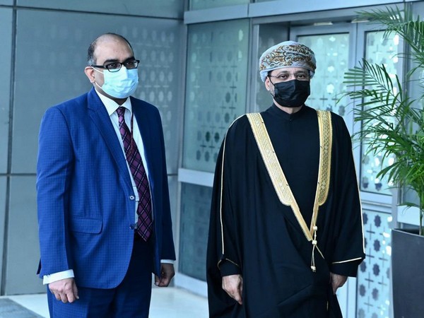 Foreign Minister of Oman Sayyid Badr Hamad Hamood Al Busaidi (right) (Photo/MEAIndia)