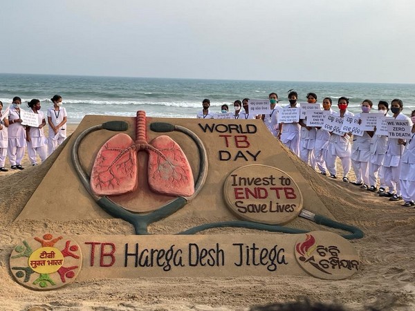 People spreading awareness on Tuberculosis through sand art (Photo credit: Twitter@mansukhmandviya)