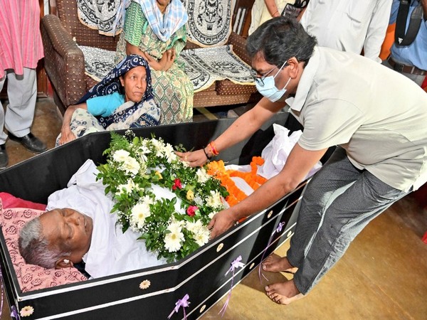 Chief Minister Hemant Soren paid floral tributes to Former DSP Jharkhand Banard Kichingya (Photo:Twitter/Hemant Soren)