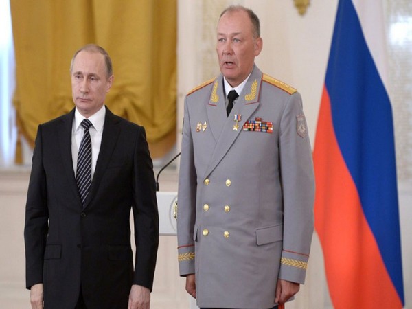Russian President Vladimir Putin with Army General Alexander Dvornikov (Photo Credit: Twitter/ The Kyiv Independent)