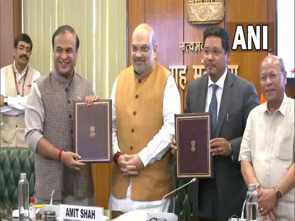 Assam CM and Meghalaya CM sign agreement to resolve the 50-year-old pending boundary disputs. (Photo/ANI)
