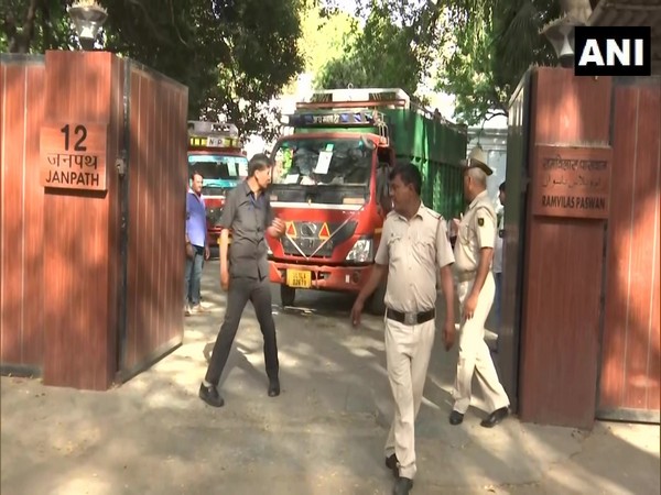 Loaded trucks leaving 12 Janpath (Photo/ANI)