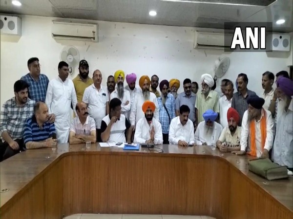  Ration depot holders demand commission in view of the state govt's new door-to-door ration scheme. (Photo/ANI)