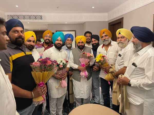 Bhagwant Mann with representatives and dignitaries of the Sikh society of Gujarat (Photo/ANI)