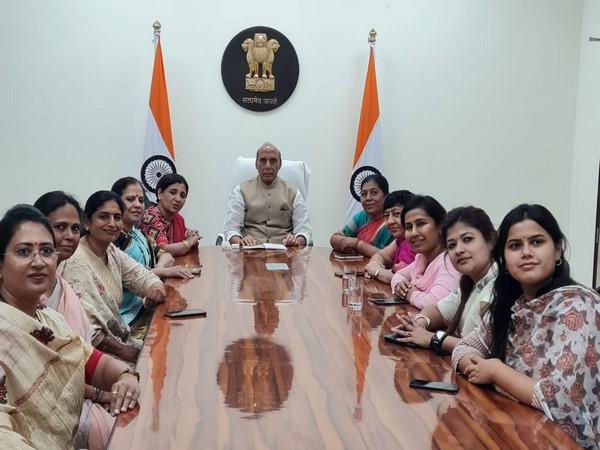 Defence Minister Rajnath Singh with women legislators from Maharashtra (Photo credit:Twitter@rajnathsingh)