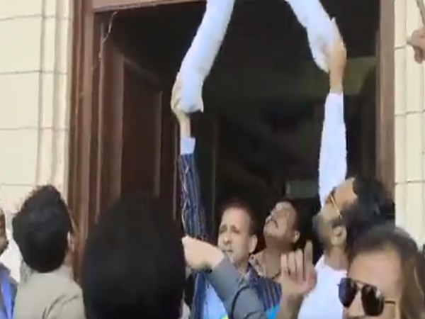 PTI members of Sindh Assembly symbolically hang 'traitors' involved in toppling Imran Khan govt (Photo: Pakistani media)