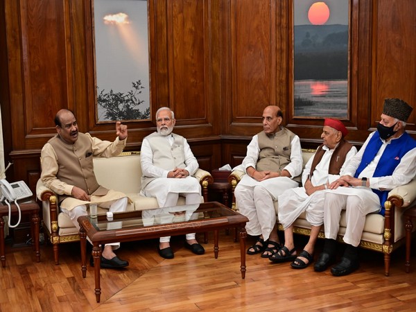 PM Modi meet oppositoin leaders in Lok Sabha (Photo:Twitter/OmBirla)