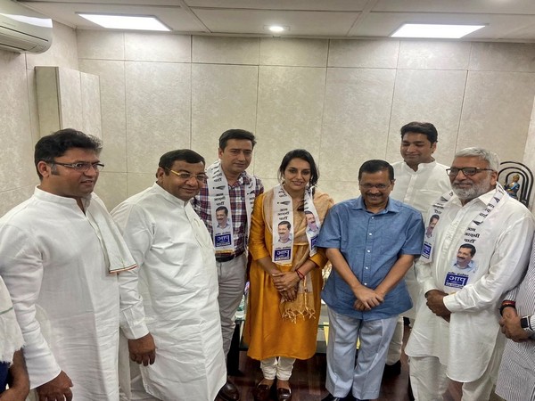 Nirmal Singh, daughter Chitra join AAP (Photo: Chitra Singh's Twitter) 