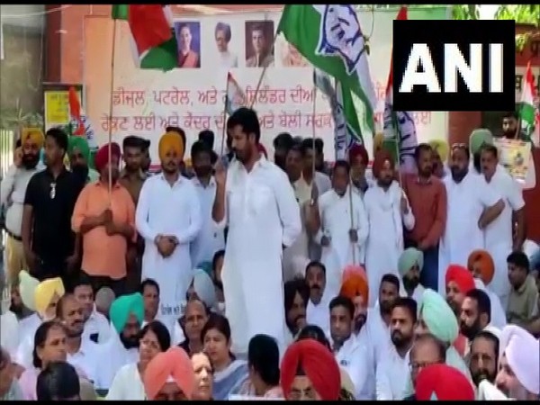 Congress stages protest in Chandigarh over inflation and fuel price hike. (Photo/ANI)