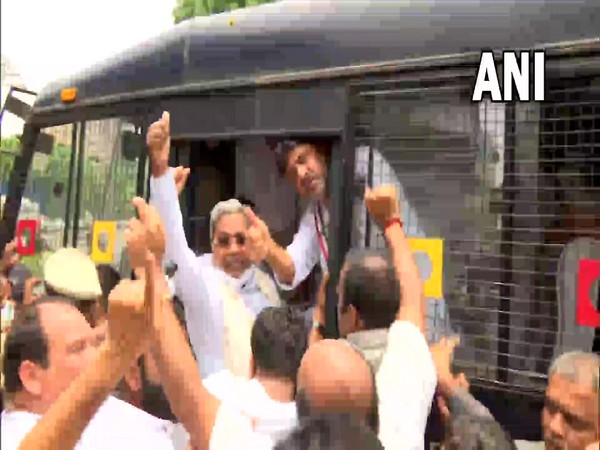 Congress leaders DK Shivakumar, Siddaramaiah detained in Bengaluru (Photo:ANI)