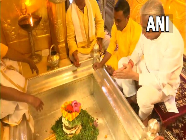 Prime Minister of Mauritius Pravind Kumar Jugnauth offers prayers at Varanasi's Kashi Vishwanath Temple. (Photo/ANI)
