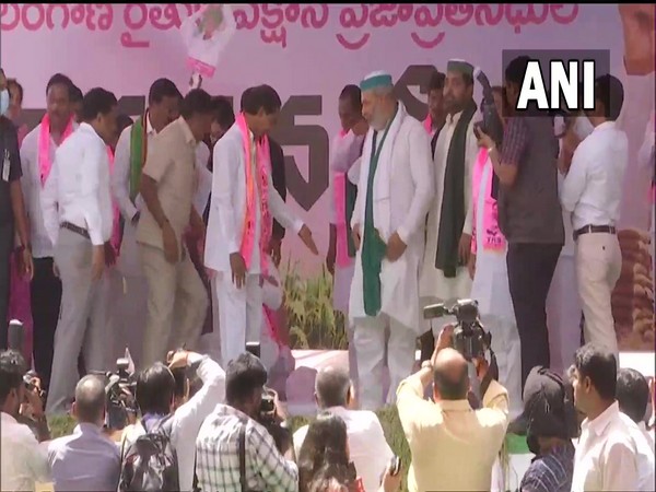 BKU leader Rakesh Tikait joins Telangana CM KCR's protest against Centre's paddy procurement policy (Photo:ANI)