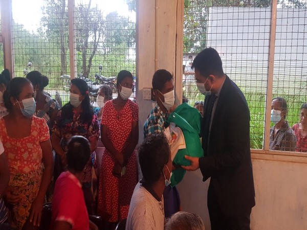 India distributes food packets in Sri Lankan villages (Twitter: Indian Embassy in Sri Lanka)