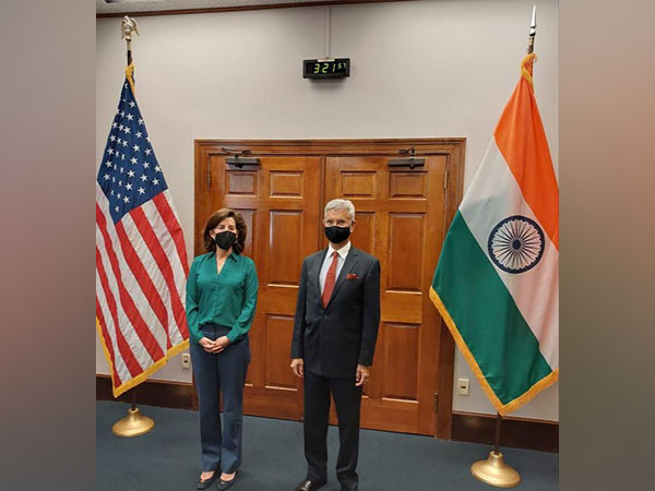 External Affairs Minister S Jaishankar with US Commerce Secretary Gina Raimondo (Twitter/@DrSJaishankar)