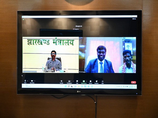 Jharkhand Chief Minister Hemant Soren talks to Pannalal