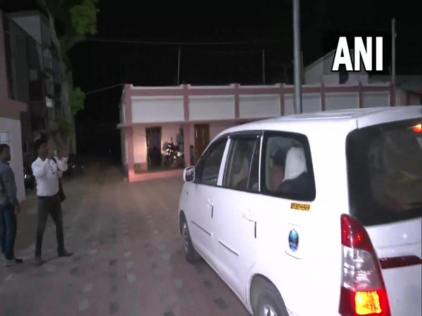 Three-member CBI team reaches Hanskhali Police Station in Nadia. (Photo/ANI)