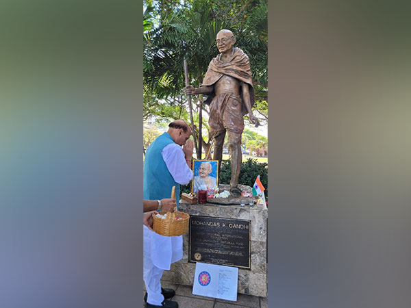 Rajnath Singh pays tributes to Mahatma Gandhi at his statue in Honolulu, Hawaii (Photo:Twitter/Rajnath Singh)