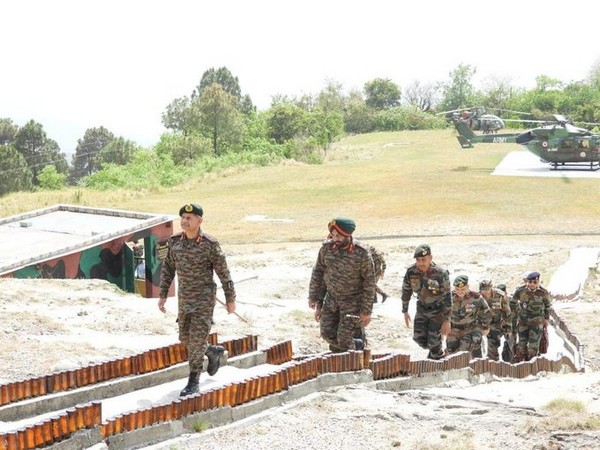  Northern Army Commander Lt Gen Upendra Dwivedi visited forward areas on the Line of Control.
