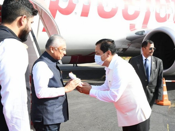Minister of AYUSH, Sarbananda Sonowal welcoming Mauritius PM Pravind Jugnauth in rajkot (Photo Credit: Twitter/@sarbanandsonwal)