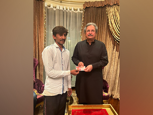 PTI MNA accepting money from people of Pakistan (Photo Credit: Shafqat Mahmood)