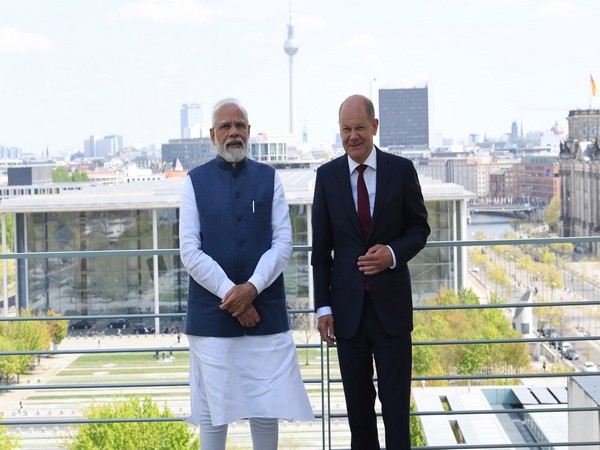 Prime Minister Narendra Modi (L) with German chancellor Olaf Scholz (Photo/Twitter: PM Modi)