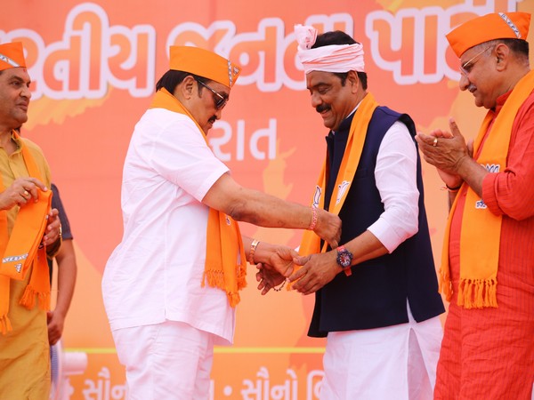 Ashwin Kotwal joining BJP (Photo/Twitter@BJP4GujaratI)