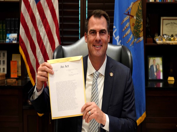 Oklahoma governor Kevin Stitt signs Texas-styled controversial 6-week abortion-ban into law (Twitter: Stitt)