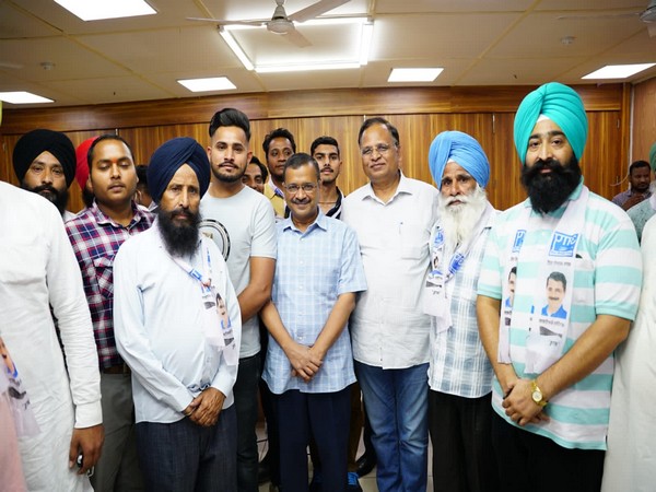 Himachal Kisan Union chief joins AAP along with others (Photo:Twitter/ Satyendar Jain)