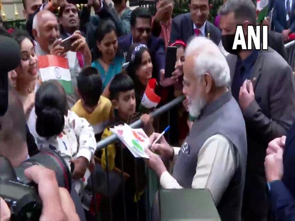 Members of Indian community welcome Prime Minister Narendra Modi in Paris