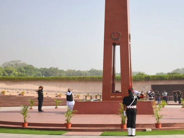 Governor of Andhra Pradesh Biswabhushan Harichandan at National War Memorial (Photo/Twitter)