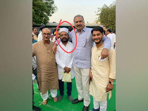 Chhabra violence accused Asif Ansari at Iftar party of CM Ashok Gehlot (Photo credit: Twitter@amitmalviya)