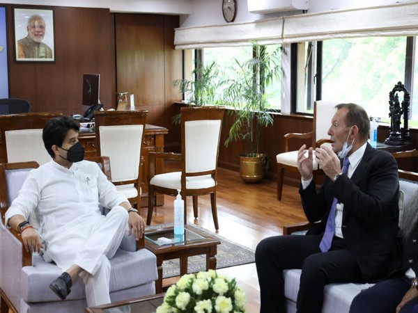 Union Civil Aviation Minister Jyotiraditya Scindia with Former Australian PM Tony Abbott (Photo: Twitter/Jyotiraditya Scindia)