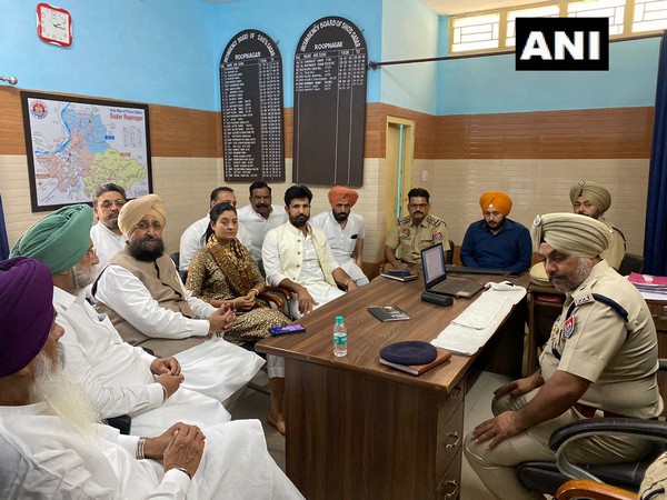 Alka Lamba and Congress delegation at Rupnagar police (Photo/ANI)