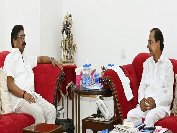 The meeting between the Jharkhand CM Hemant Soren and Telangana CM K Chandrashekar Rao is underway.  (Pic Credit: Jharkhand CMO Twitter)
