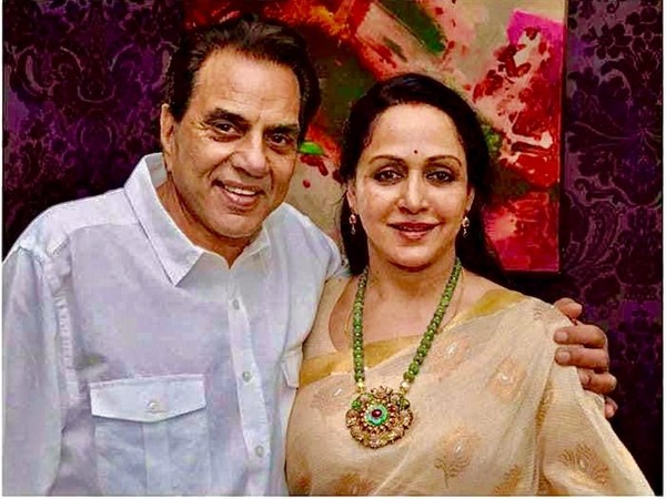 Dharmendra and Hema Malini (Image source: Twitter)
