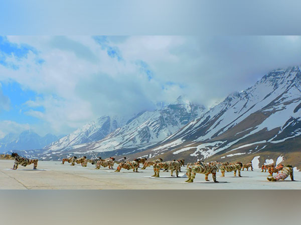 ITBP personnel practice Yoga in Himalayan snow (Photo:Twitter/ITBP)