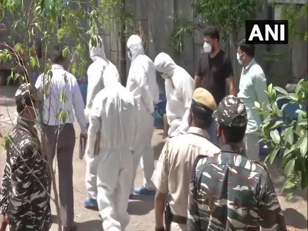 A team of Forensic Science Laboratory (FSL) at Markaz Nizamuddin on Sunday (photo/ANI)