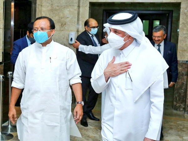MoS External Affairs V Muraleedharan with Qatar counterpart Soltan bin Saad Al-Muraikhi in Doha (ANI/Twitter@MOS_MEA)