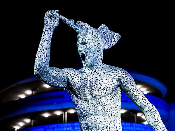 Sergio Aguero statue (Photo: Twitter/Premier League)