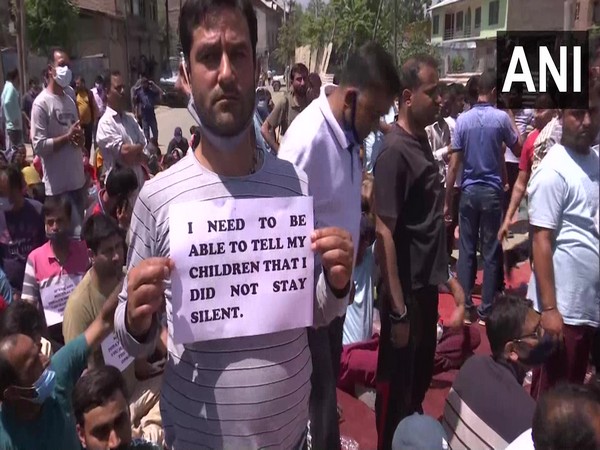 Protests erupt in J-K demanding justice after killing of Kashmiri pandit (Photo:ANI)