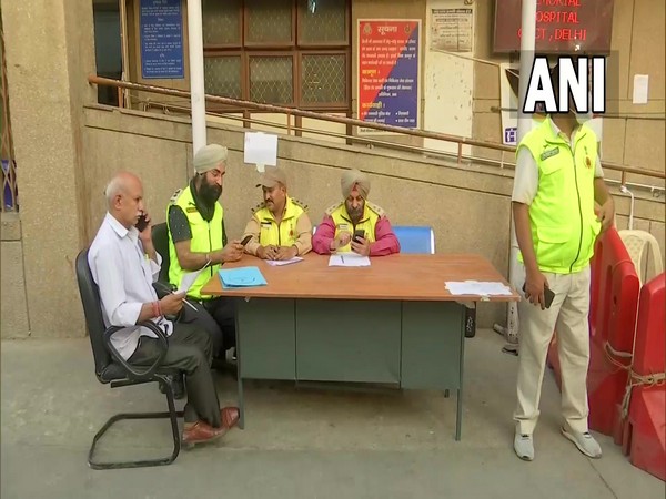 Help desk set up in Sanjay Gandhi Memorial Hospital for Mundka fire injured persons' families (Photo:ANI)