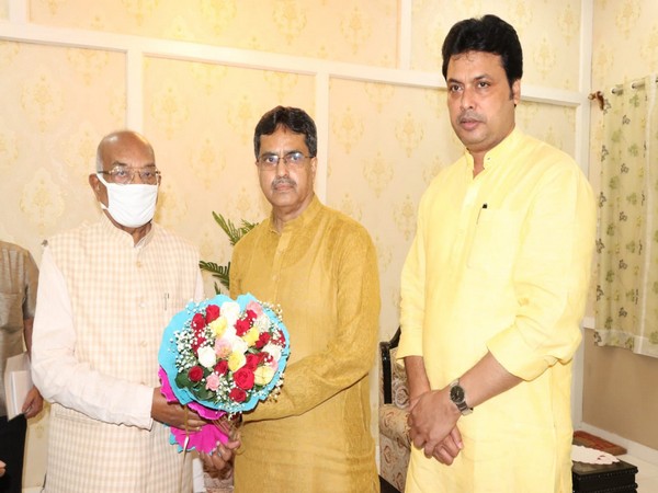 Tripura CM designate Manik Saha with Governor Satyadeo Narain Arya (L) and caretaker CM Biplab Deb (R) 