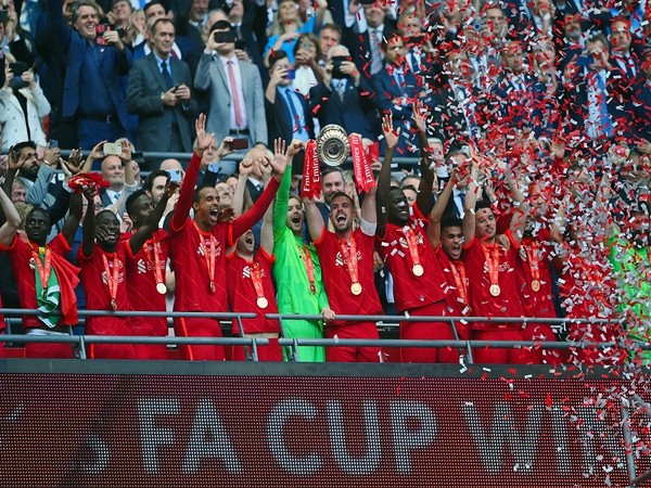 Liverpool players with FA Cup (Photo: Twitter/Liverpool)