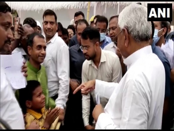 Sonu Kumar speaking to Bihar Chief Minister Nitish Kumar in Nalanda (Photo/ANI)
