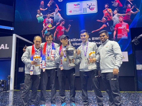 Sen with Thomas Cup trophy (Photo: Twitter/Lakshya Sen)