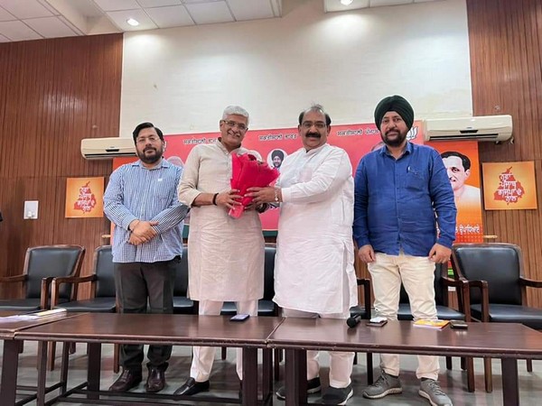 Union Minister Gajendra Singh Shekhawat (second from left), Punjab BJP chief  Ashwani Sharma (second from right)