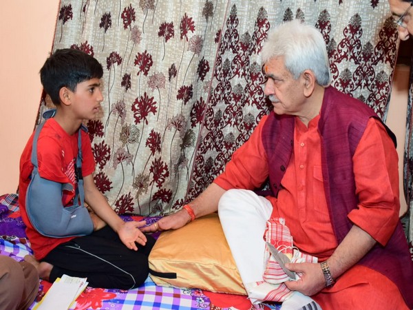 J-K Lt Guv talks with Amreen Bhat's 10-year-old nephew injured in the attack (Photo: Manoj Sinha Twitter)